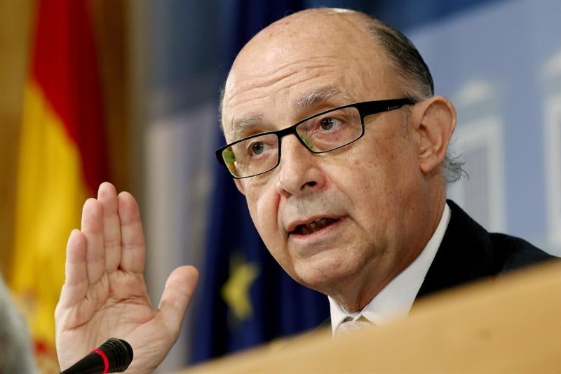 Montoro descarta subidas en el IRPF y el IVA y trabaja para modificar el de sociedades y otros impuestos especiales Montoro descarta subidas en el IRPF y el IVA y trabaja para modificar el de sociedades y otros impuestos especiales