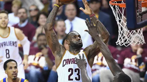 LeBron James 'levita' ante la defensa de Golden State para realizar un mate LeBron James 'levita' ante la defensa de Golden State para realizar un mate