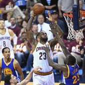 LeBron James 'levita' ante la defensa de Golden State para realizar un mate LeBron James 'levita' ante la defensa de Golden State para realizar un mate