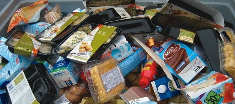 Comida que aún no ha caducado acaba en la basura Comida que aún no ha caducado acaba en la basura