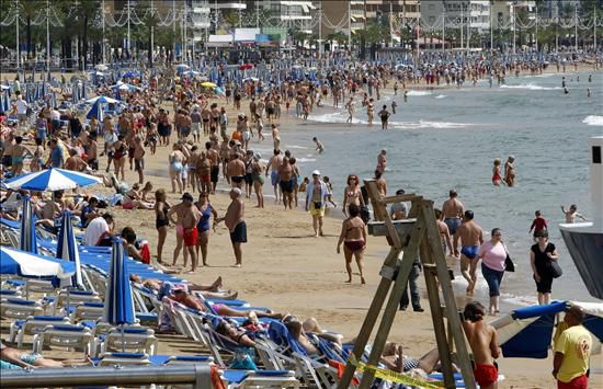 Heridos cinco policías locales de Benidorm tras un altercado con unos vendedores ambulantes de la playa Heridos cinco policías locales de Benidorm tras un altercado con unos vendedores ambulantes de la playa