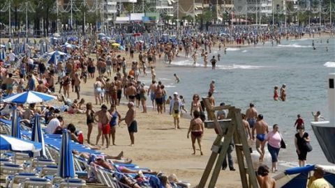 Ba&ntilde;istas en la playa de Benidorm