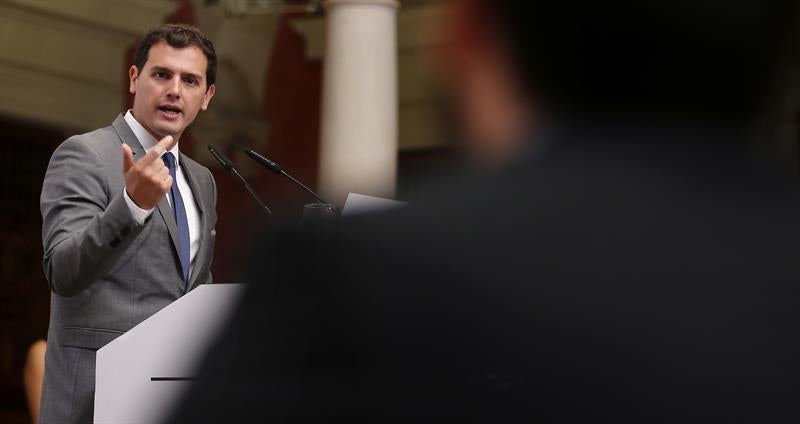 Rivera afirma que ni Rajoy ni Iglesias representan una España de oportunidades Rivera afirma que ni Rajoy ni Iglesias representan una España de oportunidades