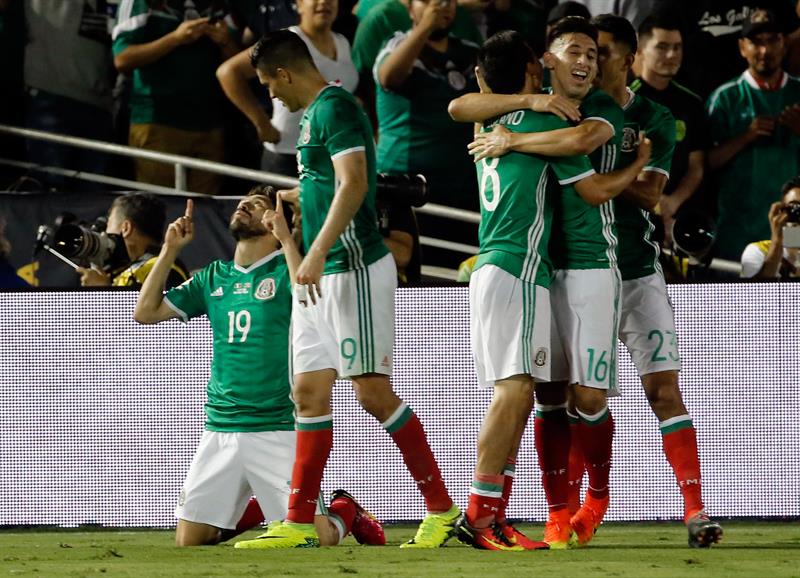 Chicharito y Peralta muestran a México el camino de los cuartos de final Chicharito y Peralta muestran a México el camino de los cuartos de final