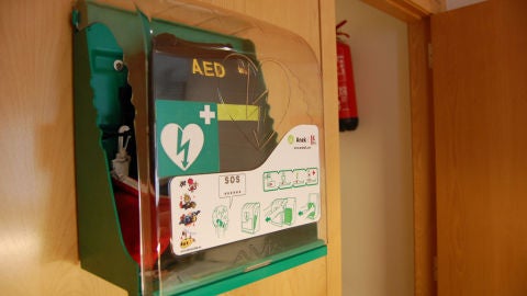 Desfibrilador semiautom&aacute;tico listo para utilizar