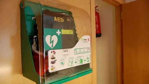 Desfibrilador semiautomático listo para utilizar Desfibrilador semiautomático listo para utilizar