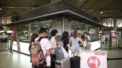 Viajeros hacen cola en el punto de información de Atocha durante la primera jornada de huelga de Renfe Viajeros hacen cola en el punto de información de Atocha durante la primera jornada de huelga de Renfe