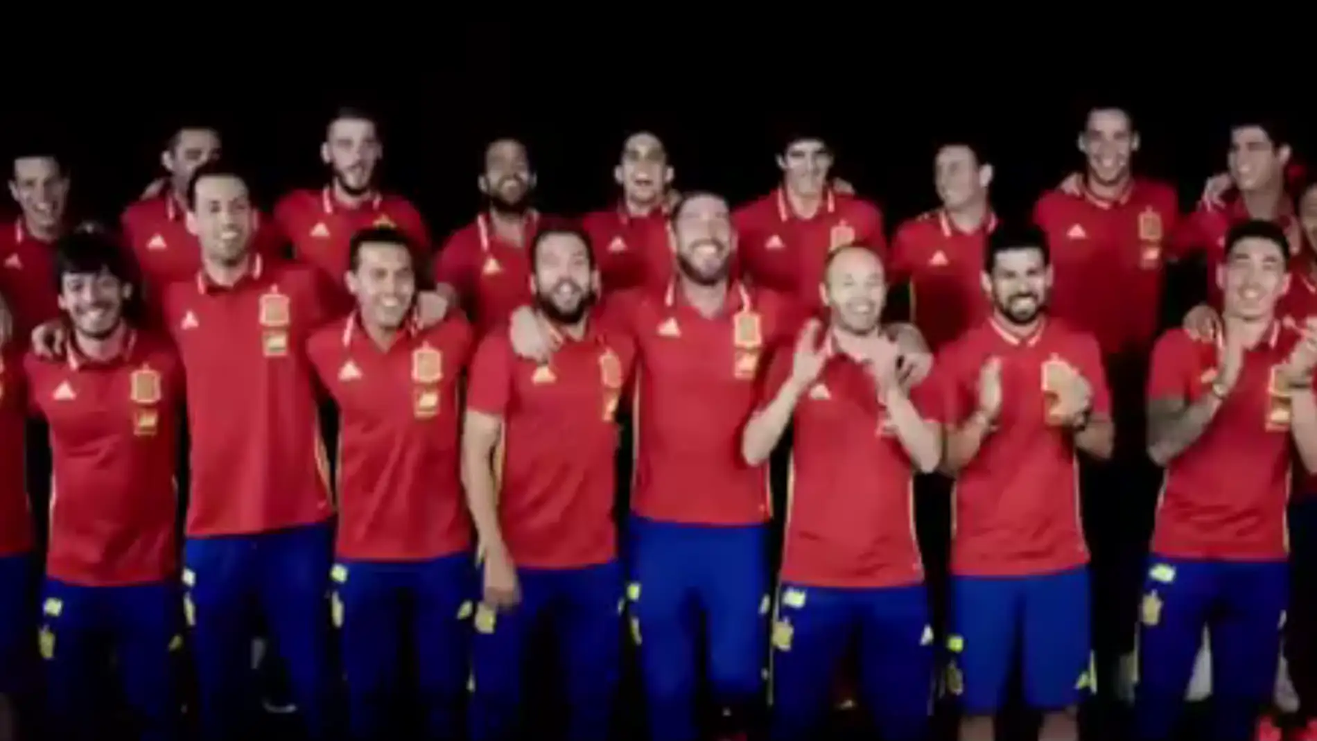 Los jugadores de la selección española cantan el himno de la España para la Eurocopa de Francia