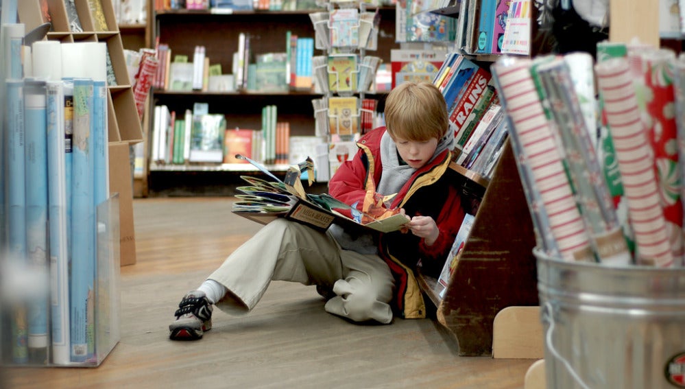 Un niño leyendo