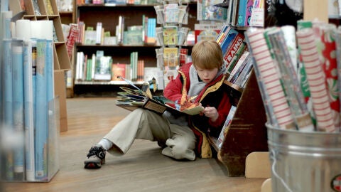 Un ni&ntilde;o leyendo