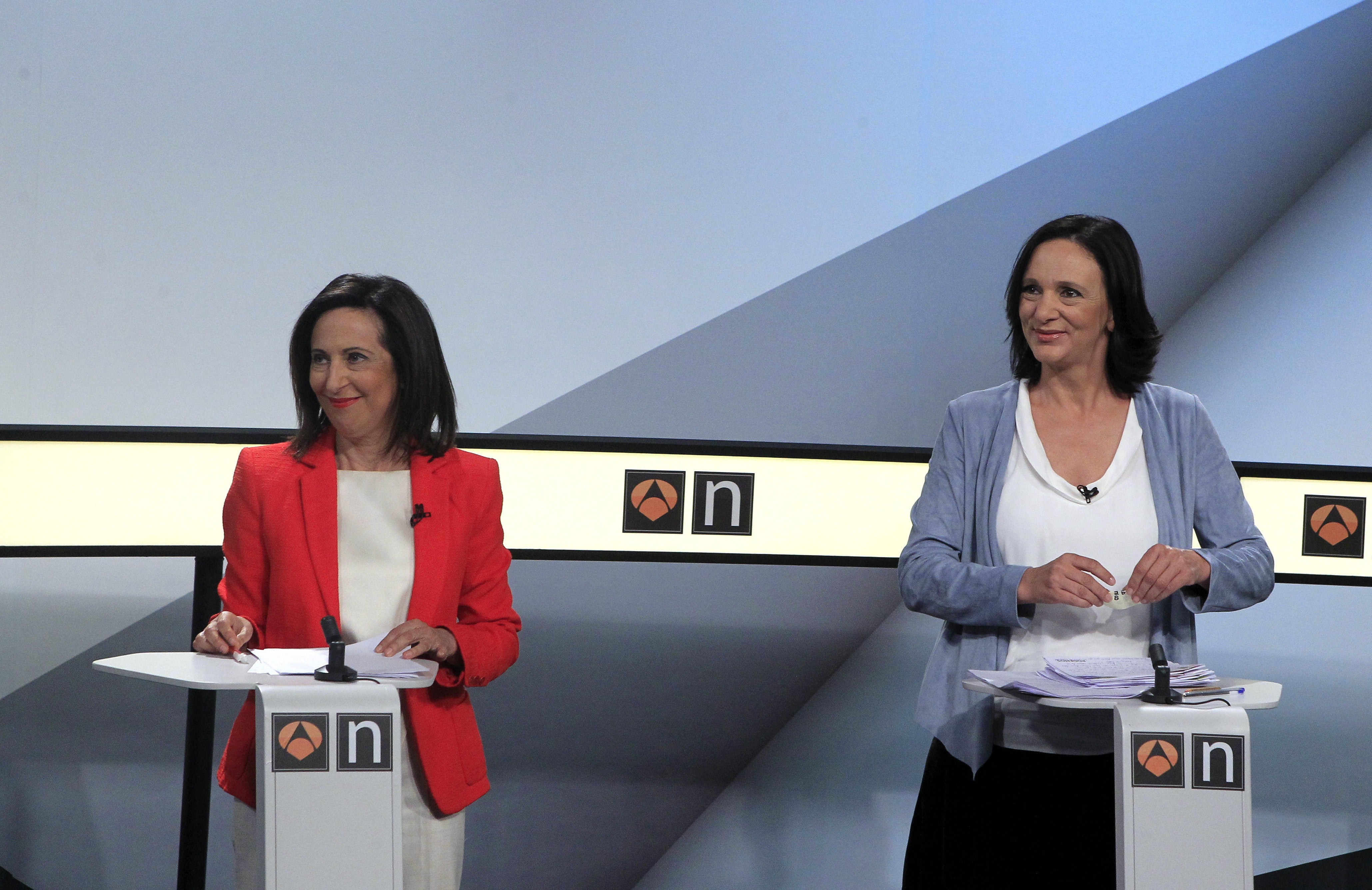 Podemos insiste en que no renuncia al referéndum en Cataluña y el PSOE recalca que "no es posible" Podemos insiste en que no renuncia al referéndum en Cataluña y el PSOE recalca que "no es posible"