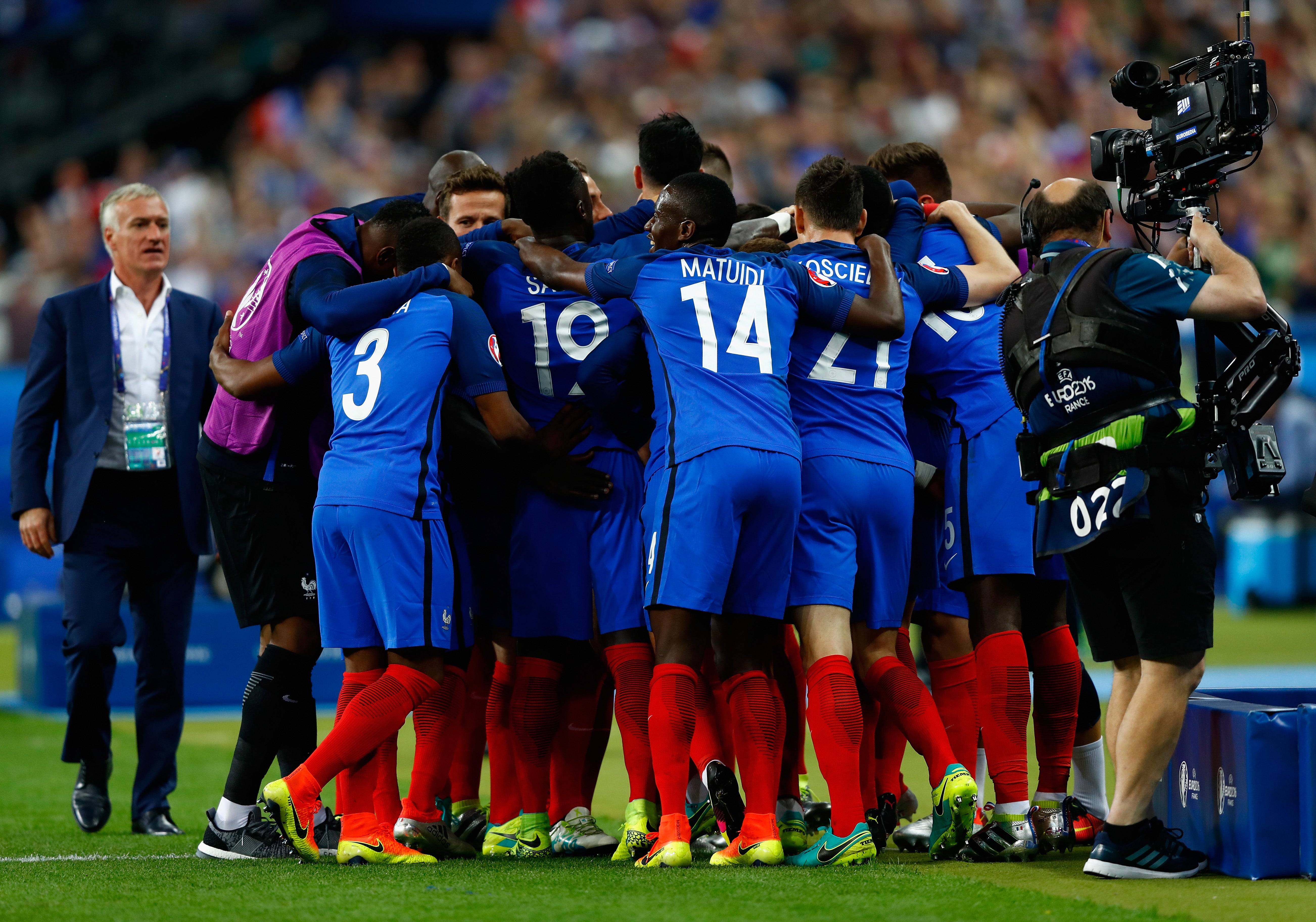Francia supera a Rumanía en el partido inaugural Francia supera a Rumanía en el partido inaugural