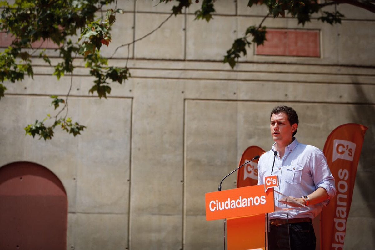 Todos los líderes menos Rivera aparcan los actos de campaña para preparar el debate a cuatro Todos los líderes menos Rivera aparcan los actos de campaña para preparar el debate a cuatro