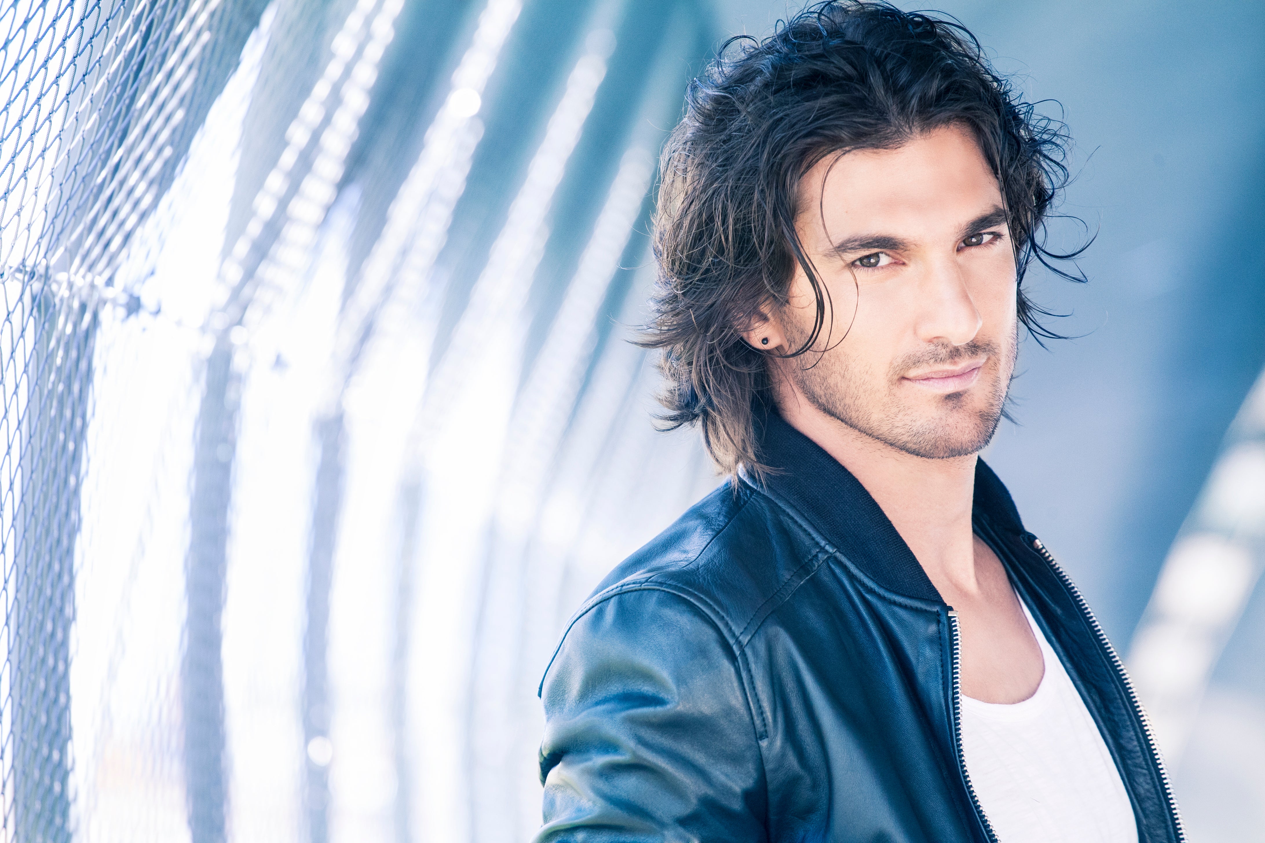 Hugo Salazar nos presenta su nuevo single 'Adivina Adivinanza' episode artwork