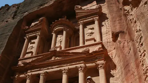 Turistas pasean por el templo de Petra (Jordania). Dos turistas pasean por el templo de Petra (Jordania).
