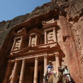 Turistas pasean por el templo de Petra (Jordania).