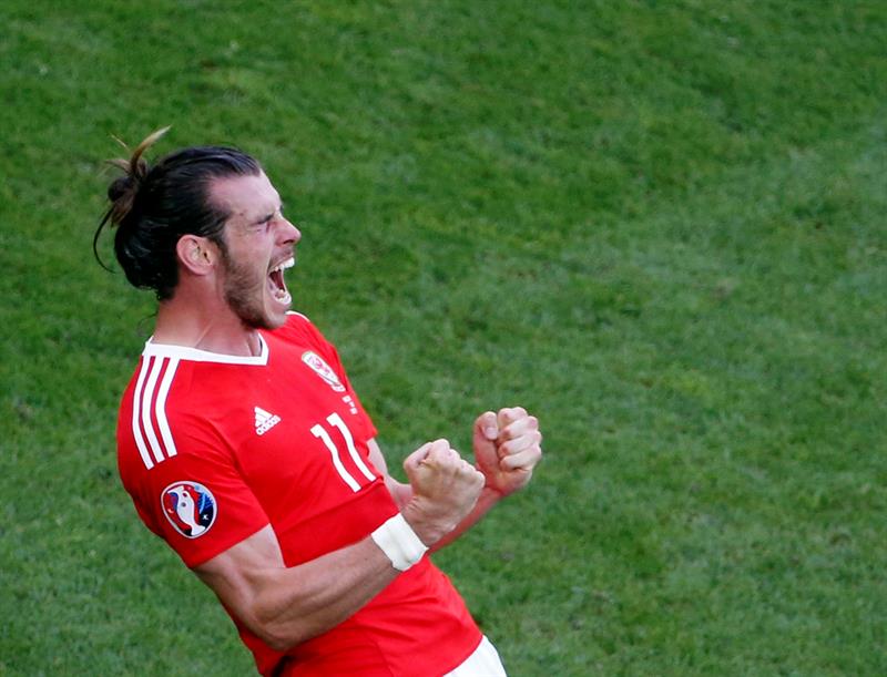 Bale y Robson Kanu firman el histórico triunfo de Gales Bale y Robson Kanu firman el histórico triunfo de Gales