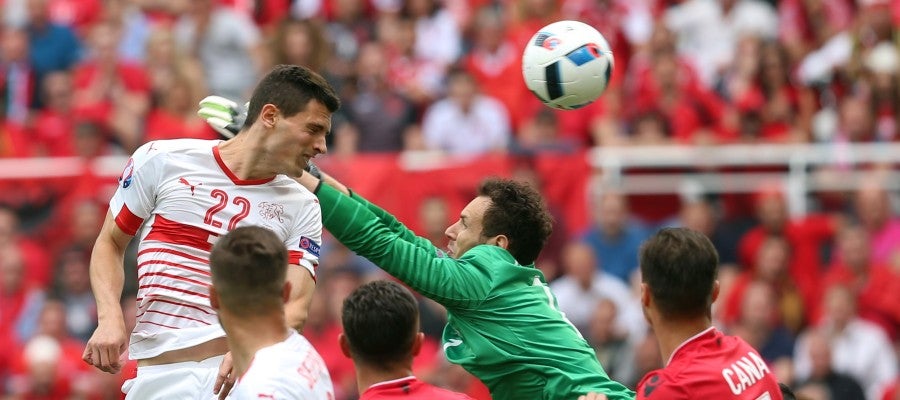 Schar cabecea lo que sería el 0-1 en el marcador ante Albania Schar cabecea lo que sería el 0-1 en el marcador ante Albania