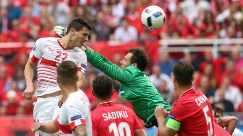 Schar cabecea lo que ser&iacute;a el 0-1 en el marcador ante Albania