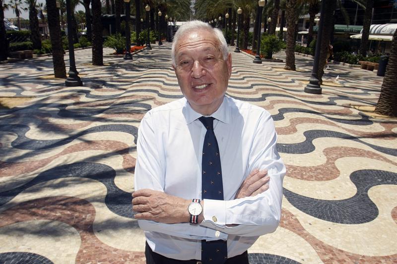 Margallo pide a Sánchez que aclare si se convertirá en la "muleta" de un gobierno de Podemos Margallo pide a Sánchez que aclare si se convertirá en la "muleta" de un gobierno de Podemos