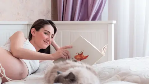 Embarazada y gato Embarazada y gato