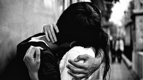 Abrazo entre dos personas