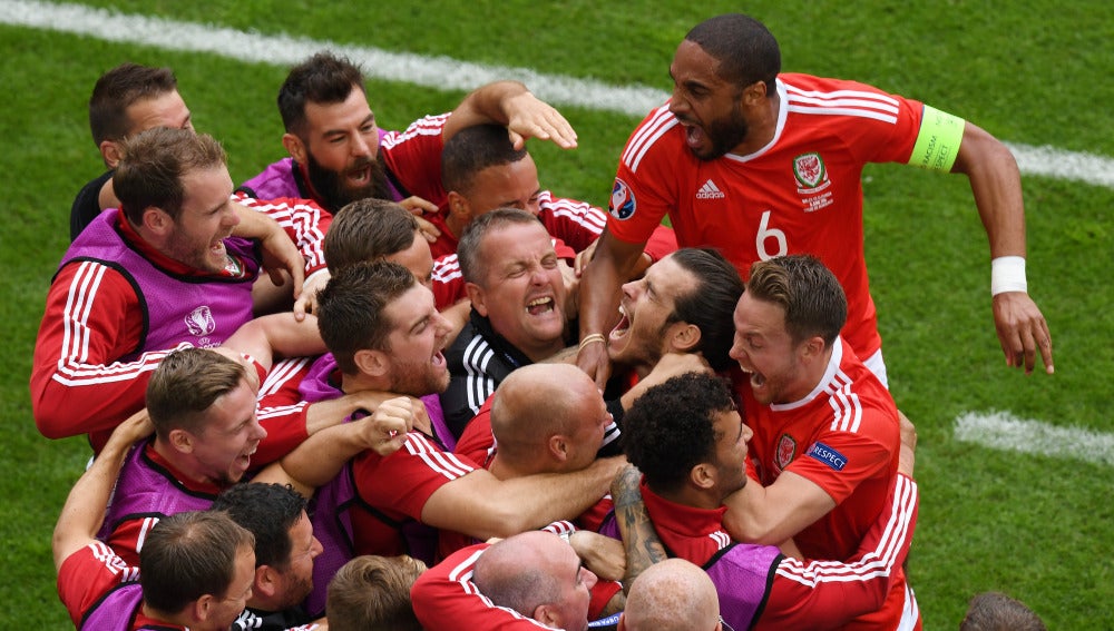 Los jugadores de Gales celebran el gol de Gareth Bale ante Eslovaquia