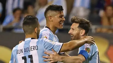 Messi celebra con Marcos Rojo y el Kun Agüero uno de sus tres goles Messi celebra con Marcos Rojo y el Kun Agüero uno de sus tres goles