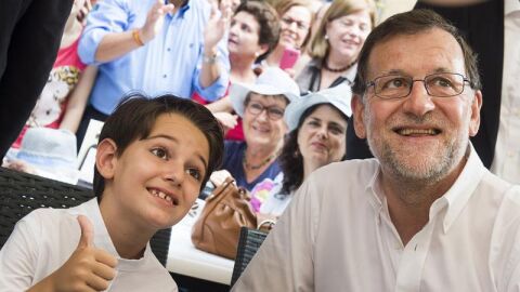 Mariano Rajoy acompa&ntilde;ado de un ni&ntilde;o durante un mitin en Murcia