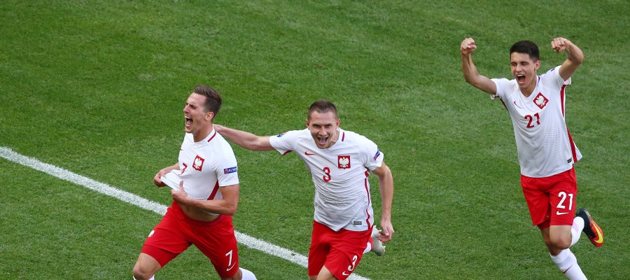 Los jugadores polacos celebran el gol de Milik Los jugadores polacos celebran el gol de Milik