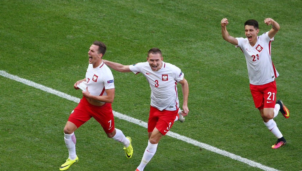 Los jugadores polacos celebran el gol de Milik