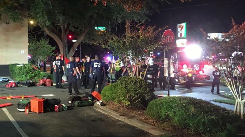 Al menos 50 muertos y 53 heridos en un tiroteo en un club gay de Orlando Al menos 50 muertos y 53 heridos en un tiroteo en un club gay de Orlando