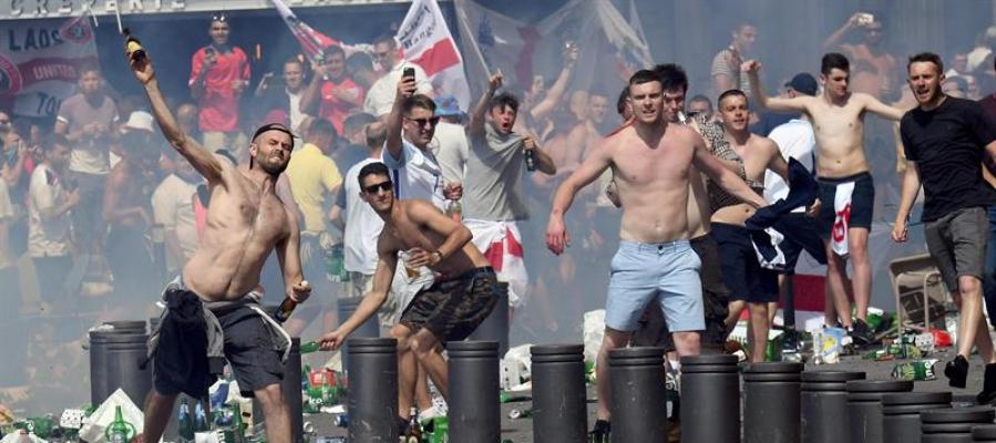 Hinchas ingleses lanzan botellas durante unos altercados en el Puerto Viejo de Marsella Hinchas ingleses lanzan botellas durante unos altercados en el Puerto Viejo de Marsella