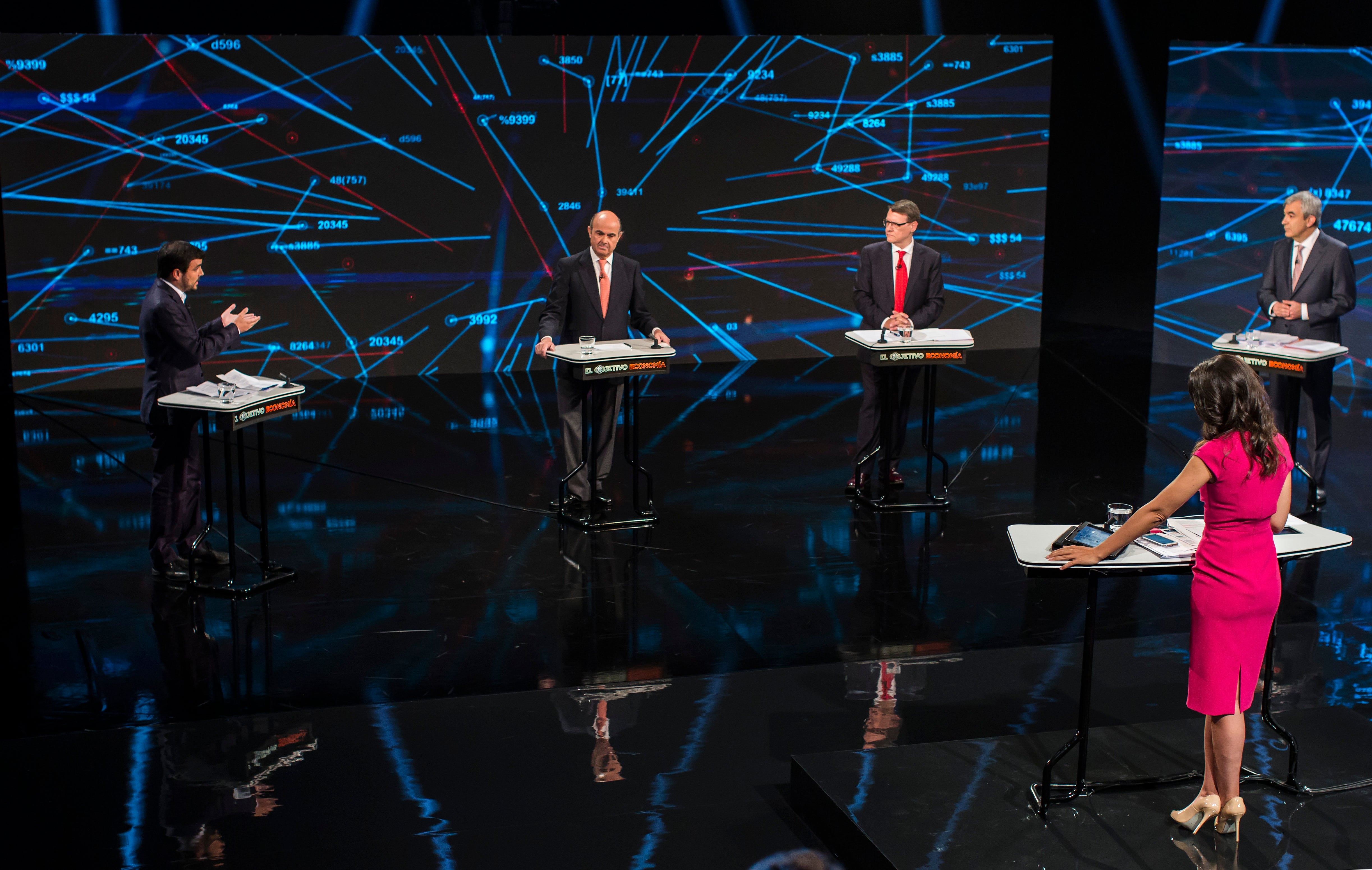 De Guindos se defiende ante una "troika" española que critica los recortes del PP De Guindos se defiende ante una "troika" española que critica los recortes del PP