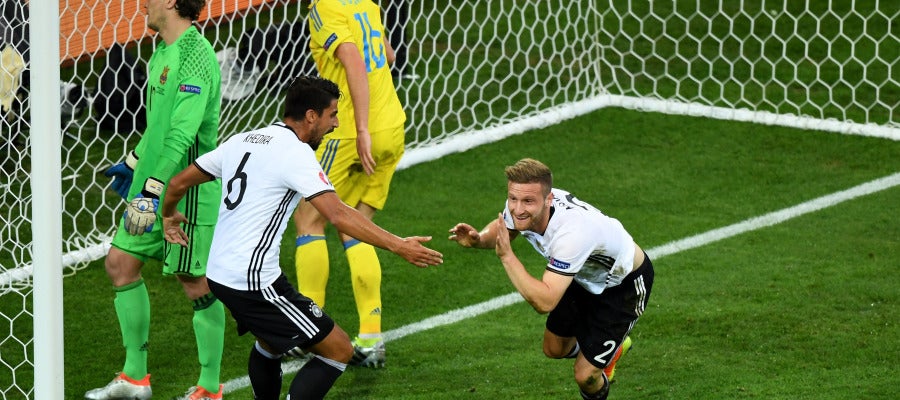 Mustafi celebra su gol ante Ucrania Mustafi celebra su gol ante Ucrania