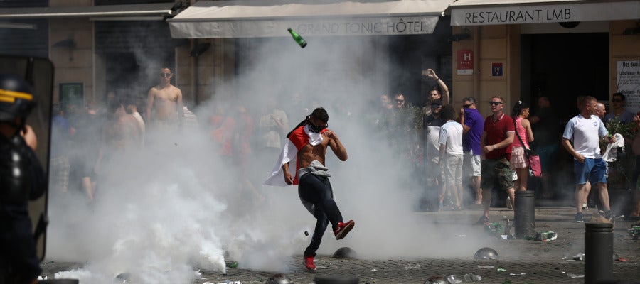 Un aficionado da una patada a una botella durante los altercados en Marsella Un aficionado da una patada a una botella durante los altercados en Marsella