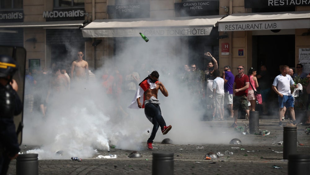 Un aficionado da una patada a una botella durante los altercados en Marsella