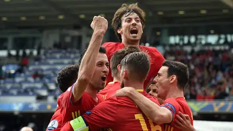Los jugadores de España celebran el gol ante la República Checa Los jugadores de España celebran el gol ante la República Checa