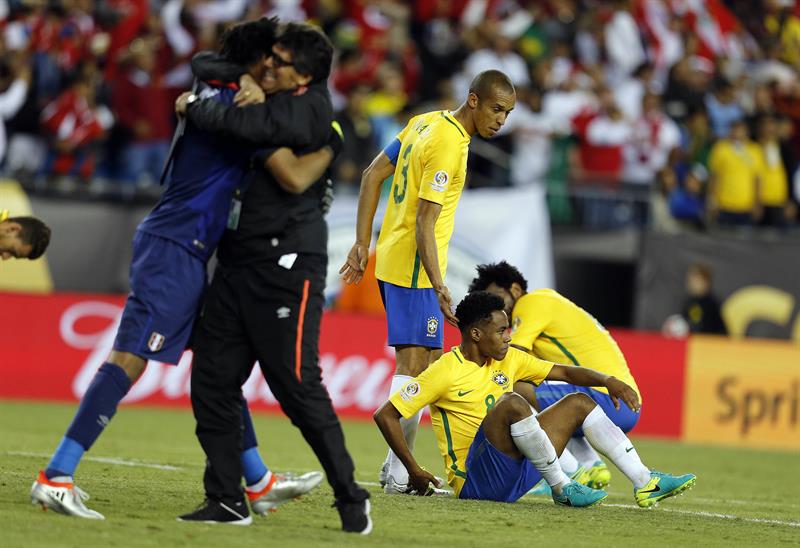 Perú elimina a Brasil de la Copa América con un gol con la mano Perú elimina a Brasil de la Copa América con un gol con la mano