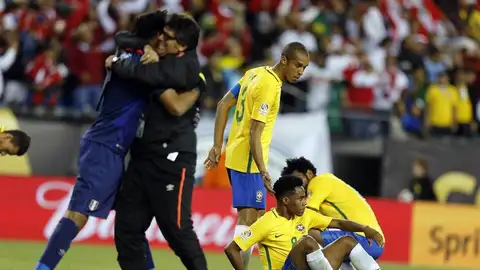 Los jugadores de Brasil se lamentan tras la eliminación. Los jugadores de Brasil se lamentan tras la eliminación.