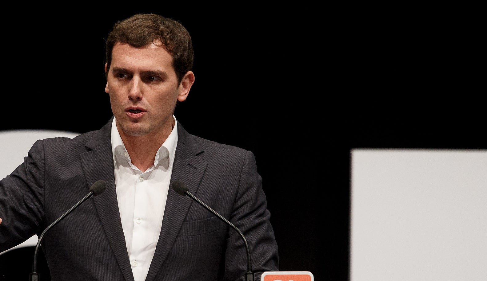 Rivera pide al PSOE que aclare si es un partido "socialdemócrata europeo" o que apoya populismos Rivera pide al PSOE que aclare si es un partido "socialdemócrata europeo" o que apoya populismos