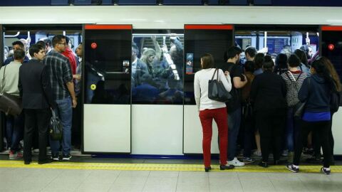 Un vag&oacute;n del metro de Madrid atestado de gente.
