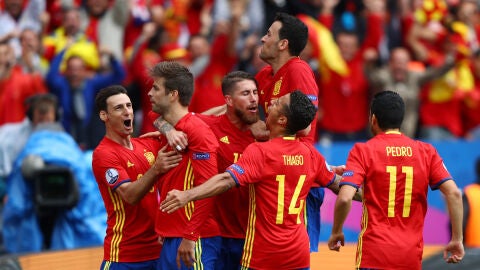 Gerard Piqu&eacute; festeja el gol en el minuto 87 tras el centro de Iniesta