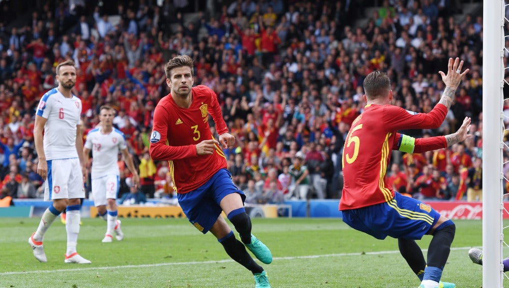 Gerard Piqué celebra su gol contra la República Checa