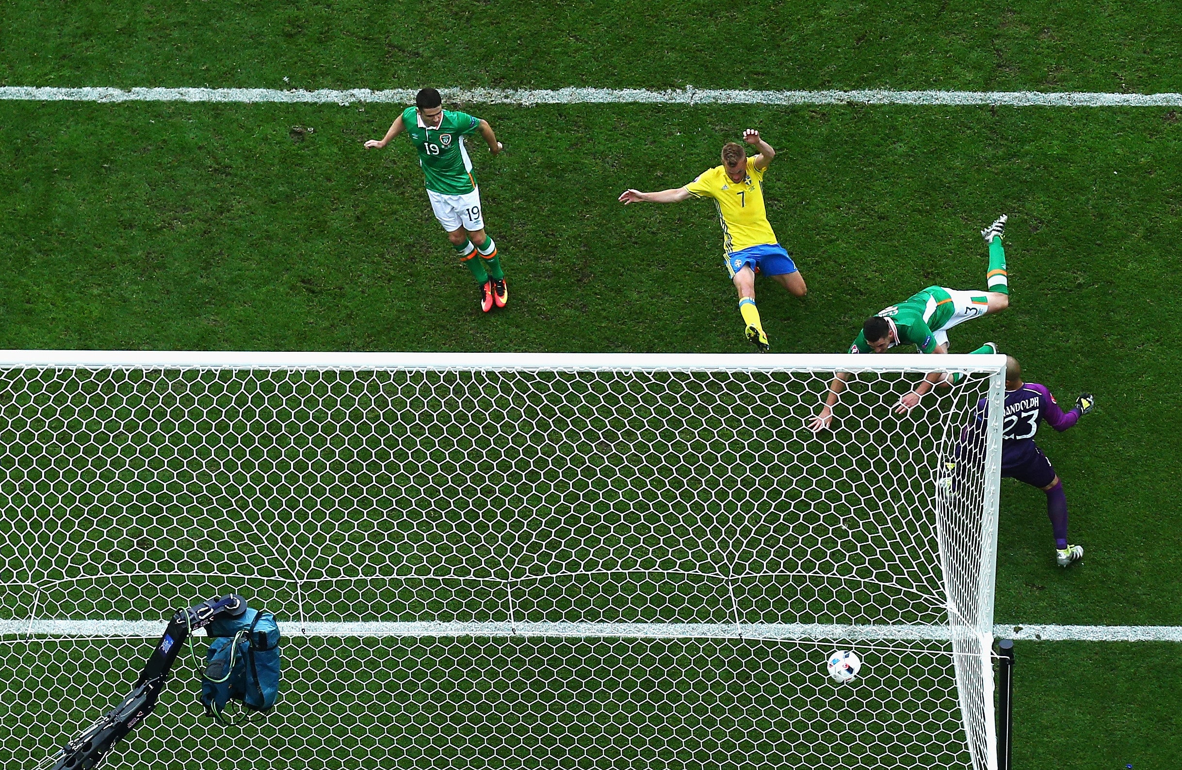 Suecia logra el empate en los últimos minutos con un gol en propia puerta Suecia logra el empate en los últimos minutos con un gol en propia puerta