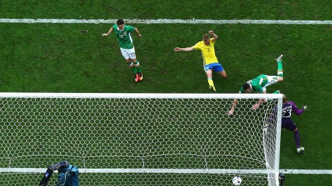 Clark marca en propia puerta el 1-1