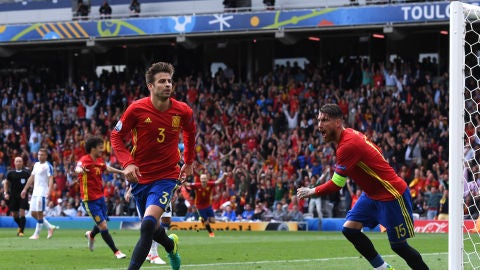 Piqu&eacute; celebra su gol ante Cech
