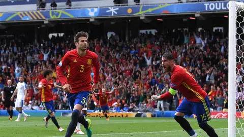 Piqué celebra su gol ante Cech Piqué celebra su gol ante Cech