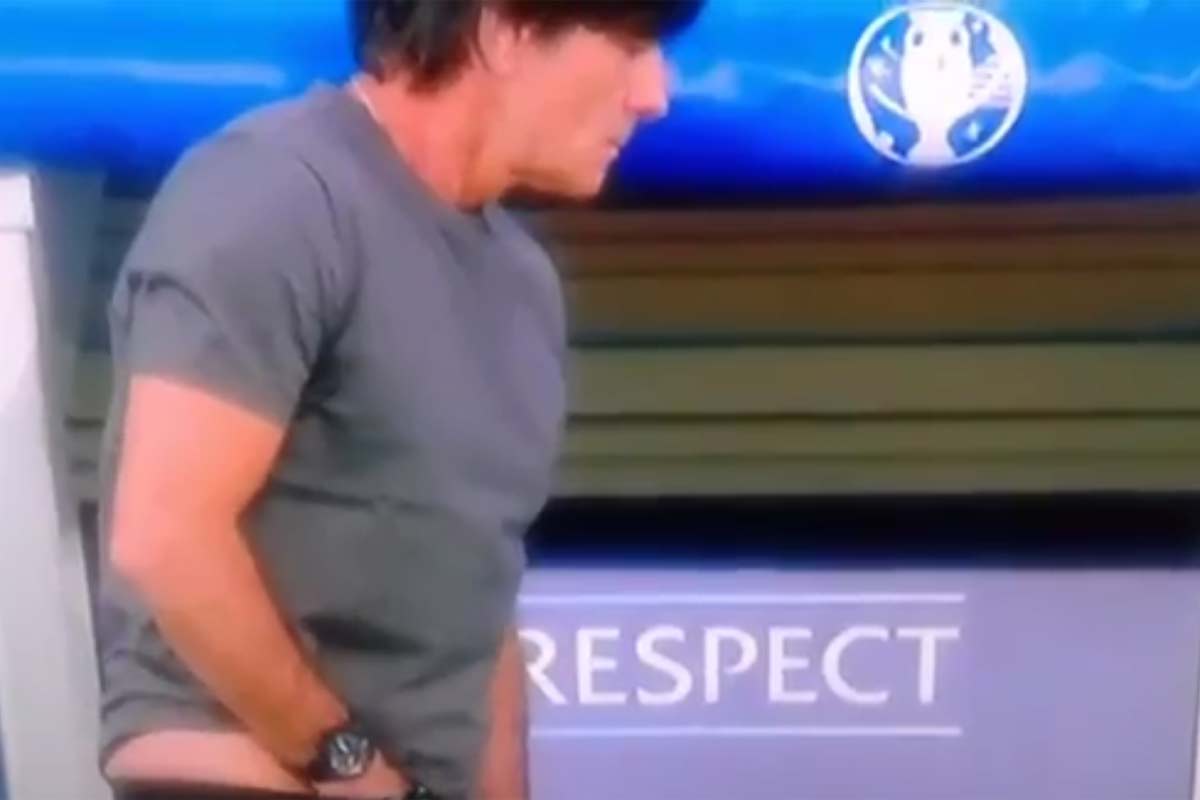 Joachim Löw, 'cazado' en el banquillo: los comprometidos gestos del técnico revolucionan las redes Joachim Löw, 'cazado' en el banquillo: los comprometidos gestos del técnico revolucionan las redes