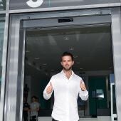Pjanic pasando el control médico con la Juventus